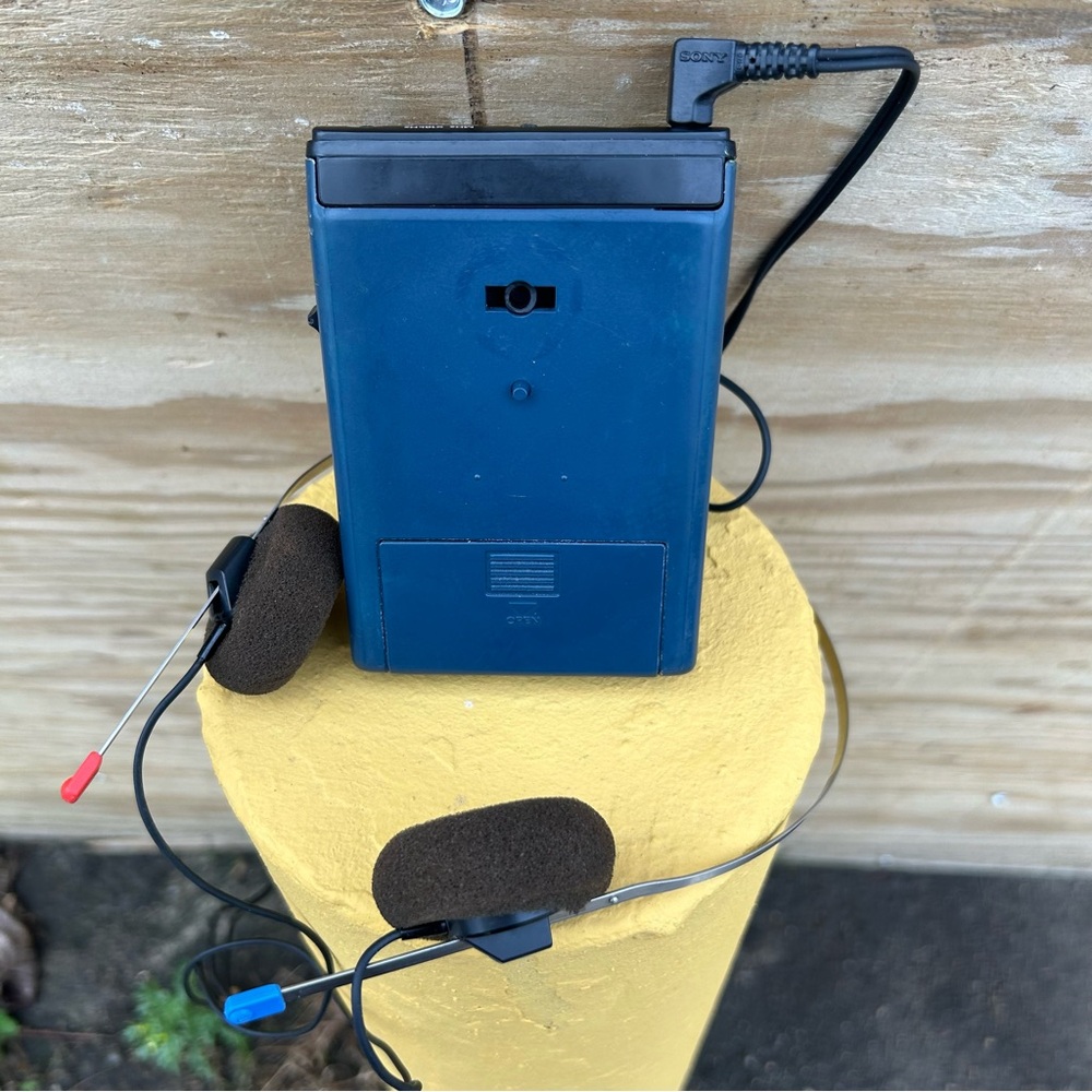 Vintage Sony Walkman SRF-33W AM/FM portable radio. - Picture 6 of 6